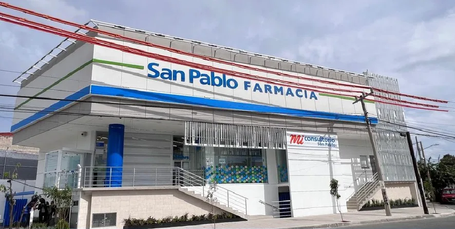 Fachada de Farmacia San Pablo con Sistema EIFS