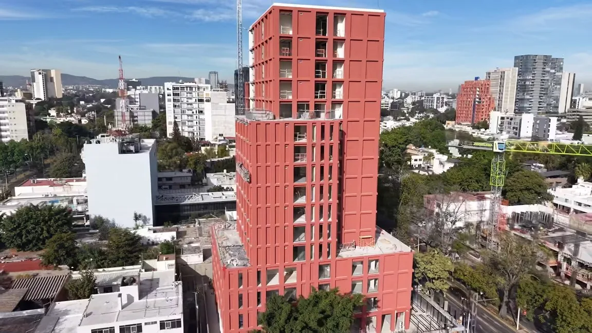 Torre Melba, fachada roja con retícula